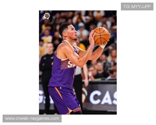 德文·布克半场爆发 下半场狂砍29分引领球队逆转胜利 德文·布克半场爆发 下半场狂砍29分引领球队逆转胜利